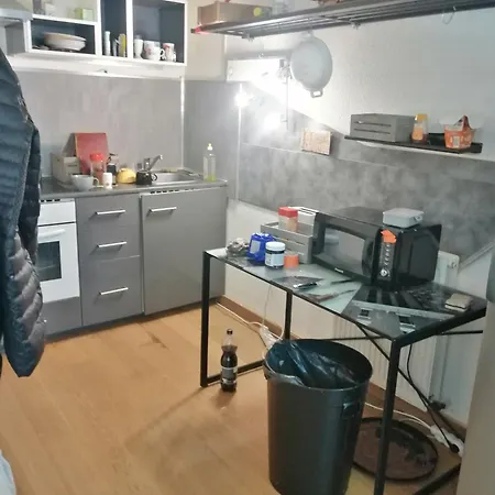 Large T2 Meuble A Montpellier-antigone Avec Grande Terrasse Dans De Luxe