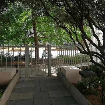 Large T2 Meuble A Montpellier-antigone Avec Grande Terrasse Dans De Luxe Appartement Montpellier