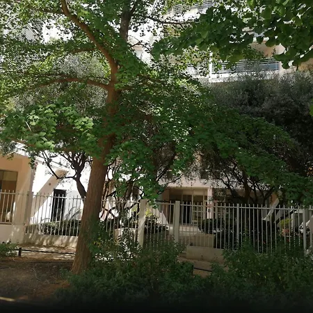 Large T2 Meuble A Montpellier-antigone Avec Grande Terrasse Dans De Luxe Montpellier