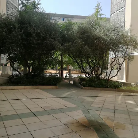 Appartement Large T2 Meuble A Montpellier-antigone Avec Grande Terrasse Dans De Luxe